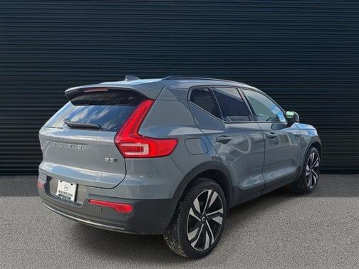 2023 Volvo XC40 B5 Ultimate Dark Theme