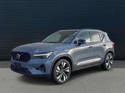2023 Volvo XC40 B5 Ultimate Dark Theme