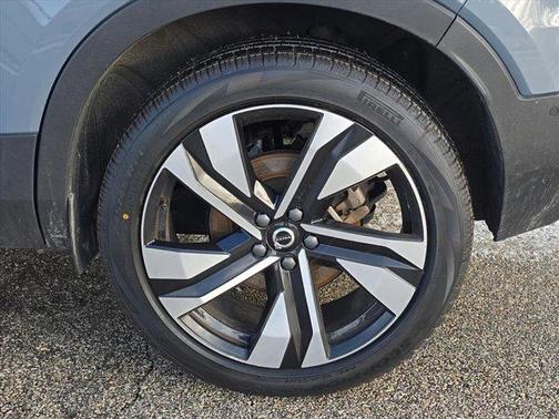 2023 Volvo XC40 B5 Ultimate Dark Theme