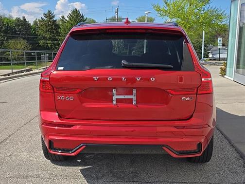 2023 Volvo XC60 B6 Ultimate Dark Theme