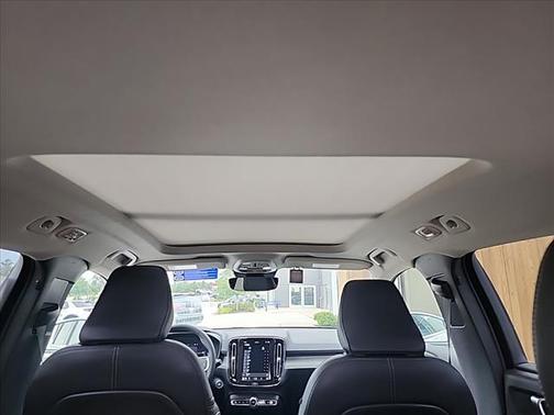 2025 Volvo XC40 B5 Core Bright Theme