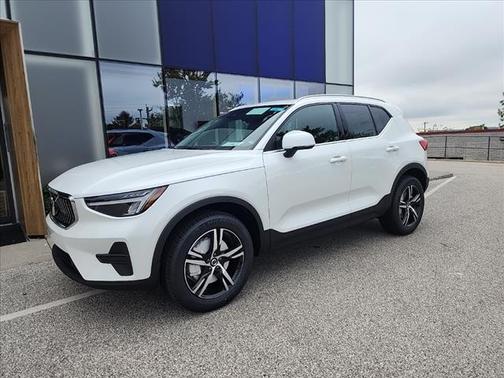 2025 Volvo XC40 B5 Core Bright Theme