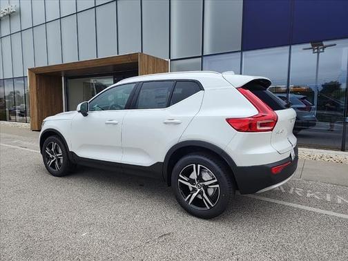 2025 Volvo XC40 B5 Core Bright Theme