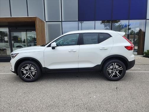 2025 Volvo XC40 B5 Core Bright Theme