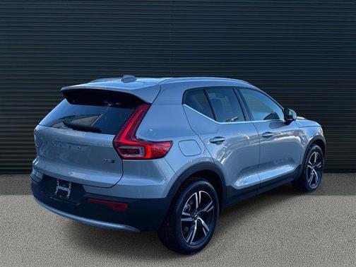 2025 Volvo XC40 B5 Core Bright Theme