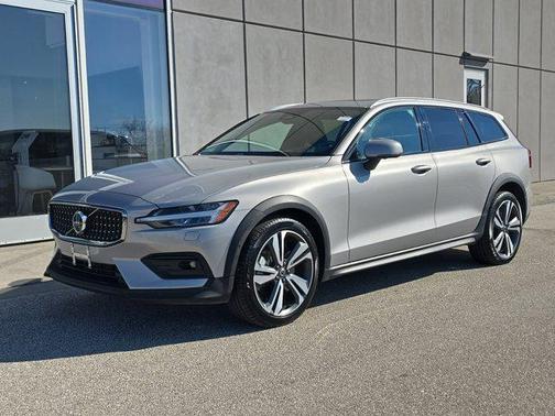 2025 Volvo V60 Cross Country Plus, B5 AWD Gas (mild hybrid)