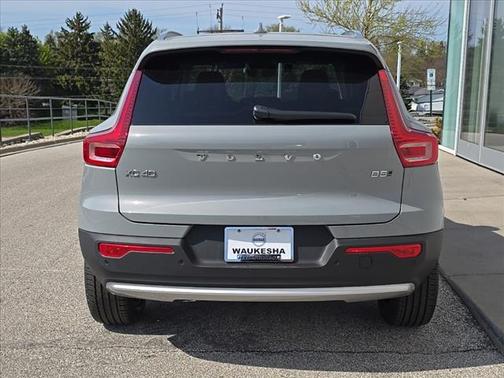 2025 Volvo XC40 B5 Core Bright Theme
