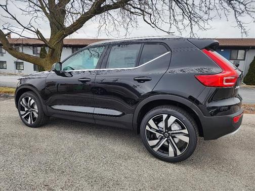 2025 Volvo XC40 Plus Bright Theme