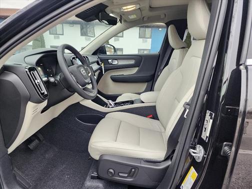 2025 Volvo XC40 Plus Bright Theme