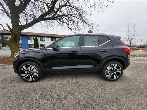 2025 Volvo XC40 Plus Bright Theme