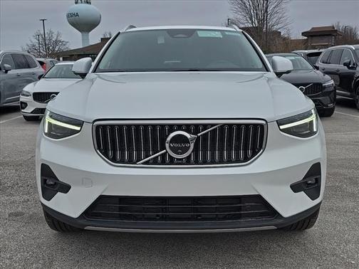 2025 Volvo XC40 B5 Plus Bright Theme