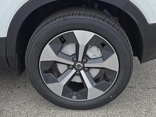 2025 Volvo XC40 B5 Plus Bright Theme