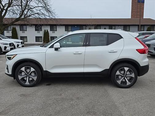 2025 Volvo XC40 B5 Plus Bright Theme