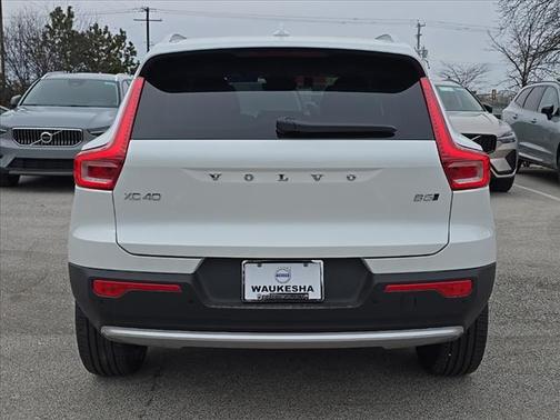 2025 Volvo XC40 B5 Plus Bright Theme