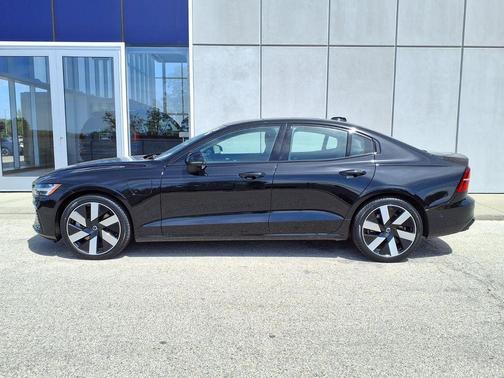 Onyx Black Metallic 2024 Volvo S60 Recharge Plug-In Hybrid T8 Plus Dark Theme
