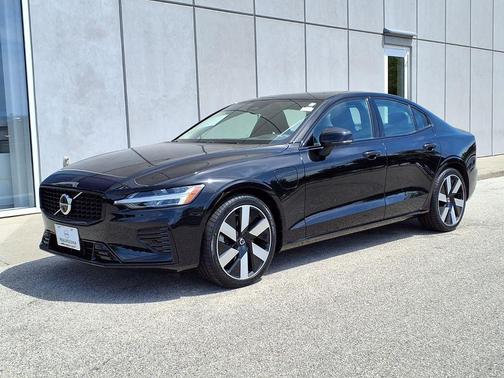 Onyx Black Metallic 2024 Volvo S60 Recharge Plug-In Hybrid T8 Plus Dark Theme