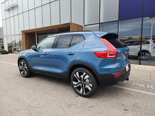 2025 Volvo XC40 B5 Plus Dark Theme