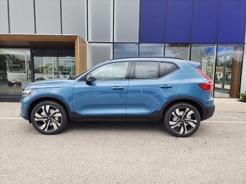 2025 Volvo XC40 B5 Plus Dark Theme