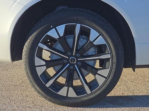 Crystal White Metallic 2026 Volvo XC60 B5 Plus