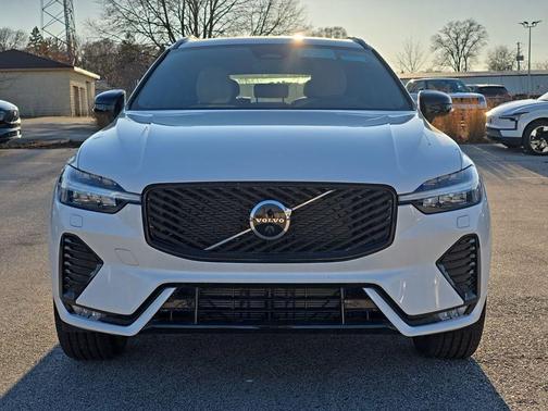 Crystal White Metallic 2026 Volvo XC60 B5 Plus