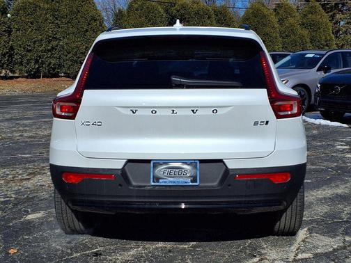 Crystal White 2026 Volvo XC40 Ultra, B5 AWD Gas (mild hybrid), Dark