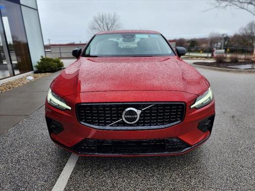 2024 Volvo S60 B5 Core Dark Theme