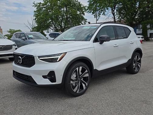 2025 Volvo XC40 B5 Plus Dark Theme