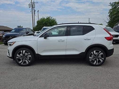 2025 Volvo XC40 B5 Plus Dark Theme