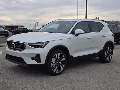 2025 Volvo XC40 B5 Ultra Bright Theme