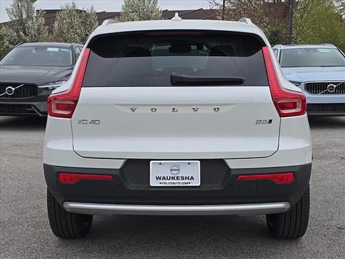 2025 Volvo XC40 B5 Ultra Bright Theme