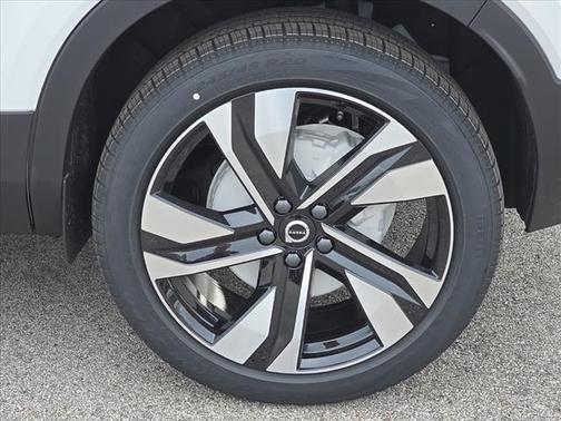 2025 Volvo XC40 B5 Ultra Bright Theme