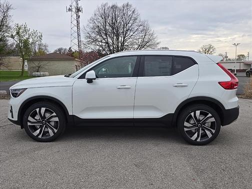 2025 Volvo XC40 B5 Ultra Bright Theme