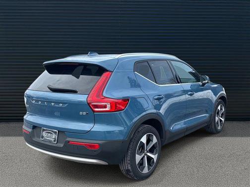 2025 Volvo XC40 B5 Plus Bright Theme