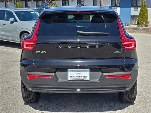 2025 Volvo XC40 B5 Plus Dark Theme