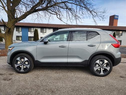 2025 Volvo XC40 B5 Core Bright Theme