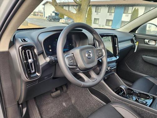 2025 Volvo XC40 B5 Core Bright Theme