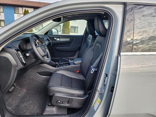 2025 Volvo XC40 B5 Core Bright Theme