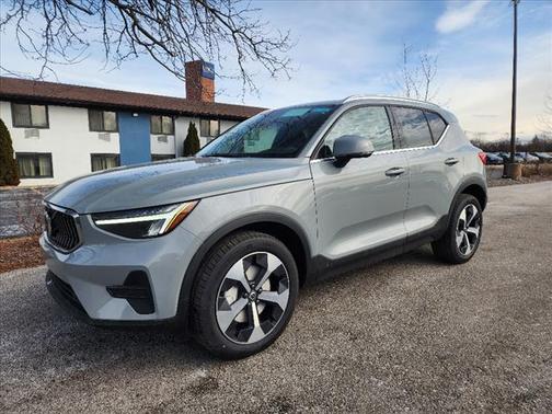 2025 Volvo XC40 B5 Core Bright Theme