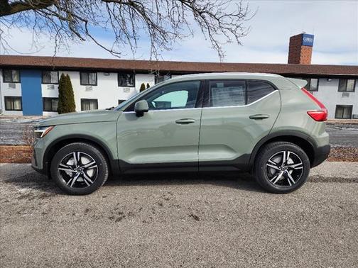 2025 Volvo XC40 B5 Core Bright Theme