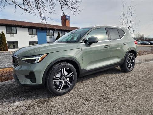 2025 Volvo XC40 B5 Core Bright Theme