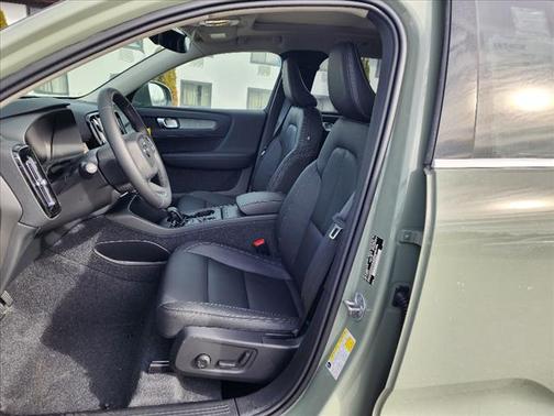 2025 Volvo XC40 B5 Core Bright Theme