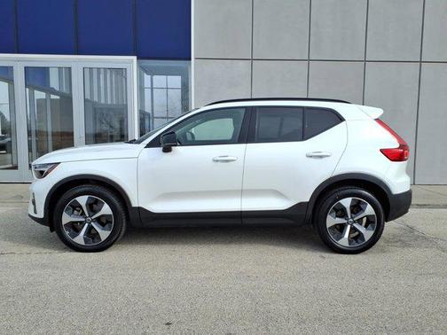2023 Volvo XC40 B5 Plus Dark Theme