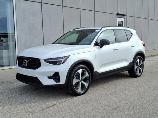 2023 Volvo XC40 B5 Plus Dark Theme