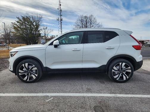 2025 Volvo XC40 Plus Bright Theme