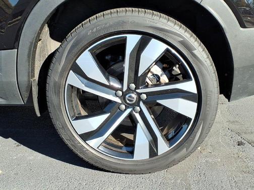 Onyx Black Metallic 2024 Volvo XC40 B5 Plus Dark Theme