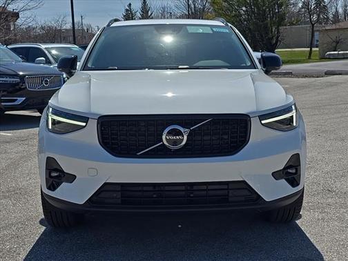 2025 Volvo XC40 B5 Ultra Dark Theme
