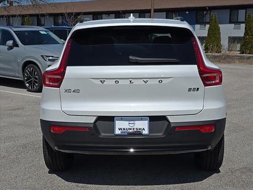 2025 Volvo XC40 B5 Ultra Dark Theme