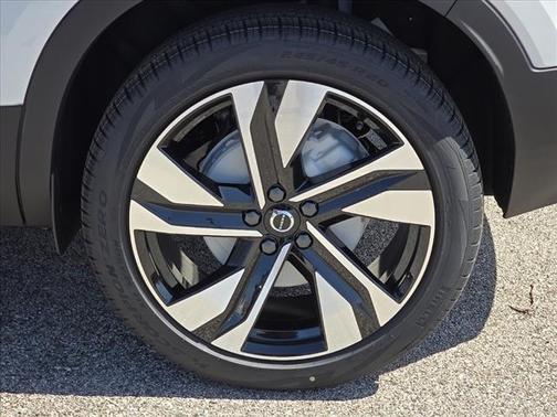 2025 Volvo XC40 B5 Ultra Dark Theme