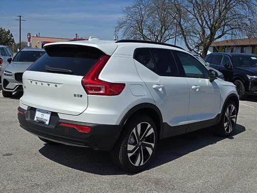 2025 Volvo XC40 B5 Ultra Dark Theme