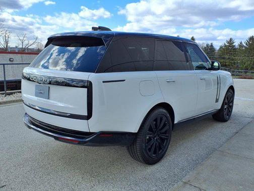 Fuji 2026 Land Rover Range Rover P550e SE